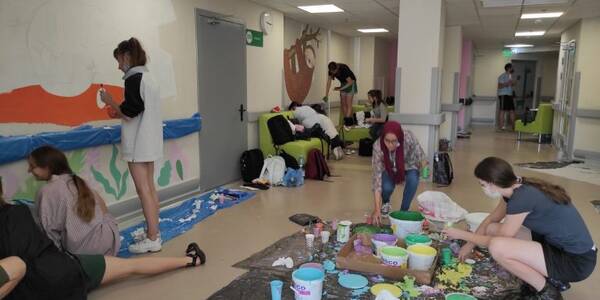 Детишкам на радость: волонтеры разукрасили стены Охматдета фото 5 4