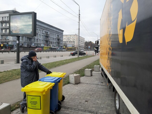 Позарились на мусор: из пункта приема нерабочей техники украли старые телефоны фото 1