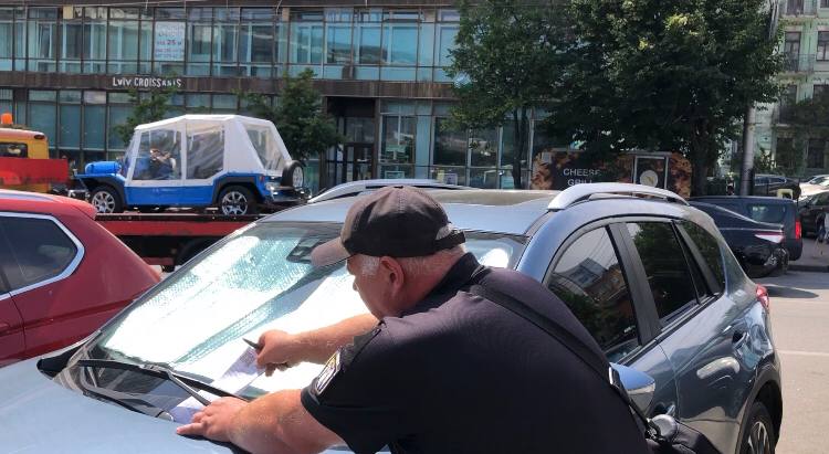 Инспекция платных парковок. Фото: Vgorode