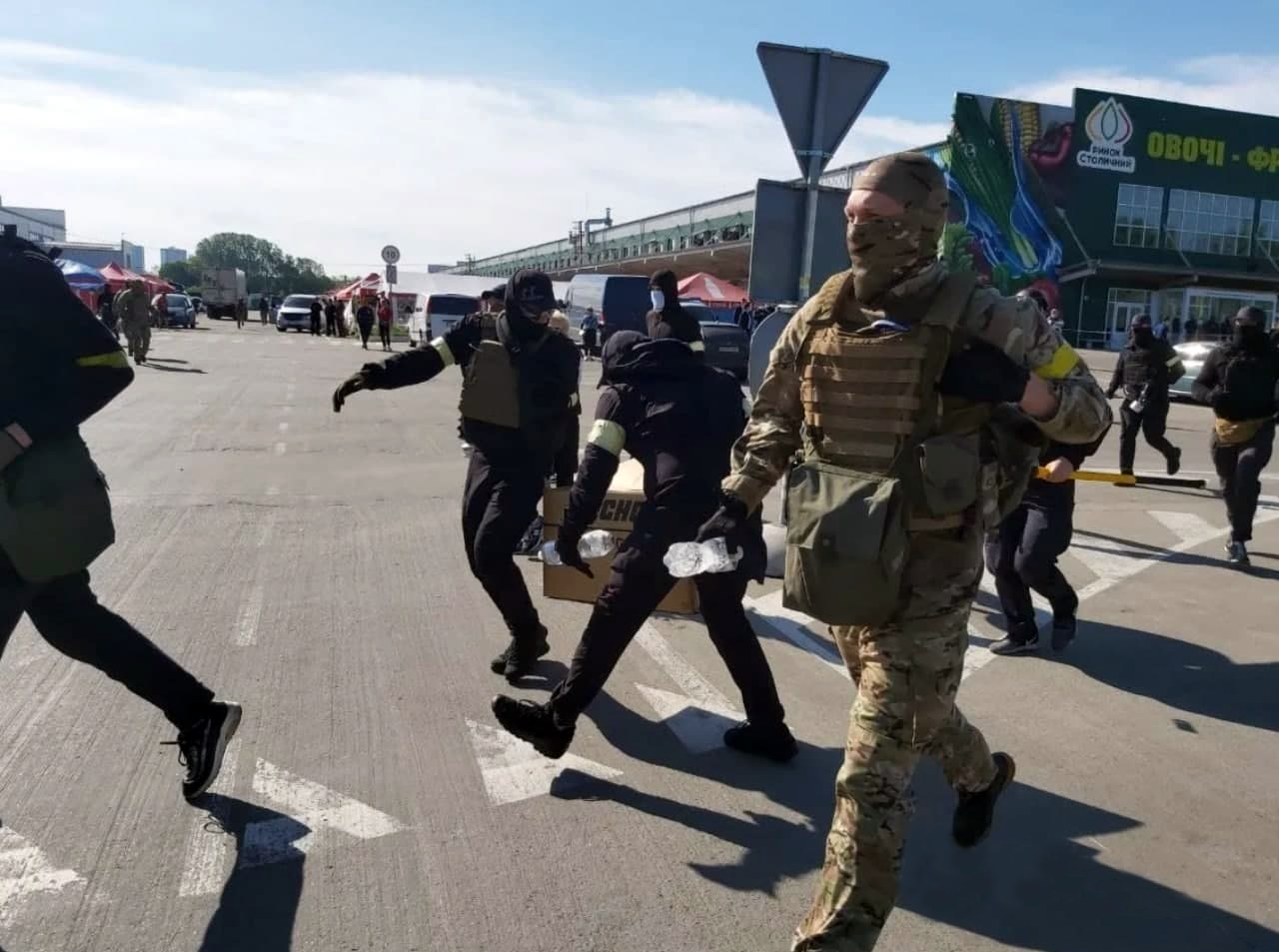 Рейдерский захват рынка "Столичный". Фото: Обозреватель