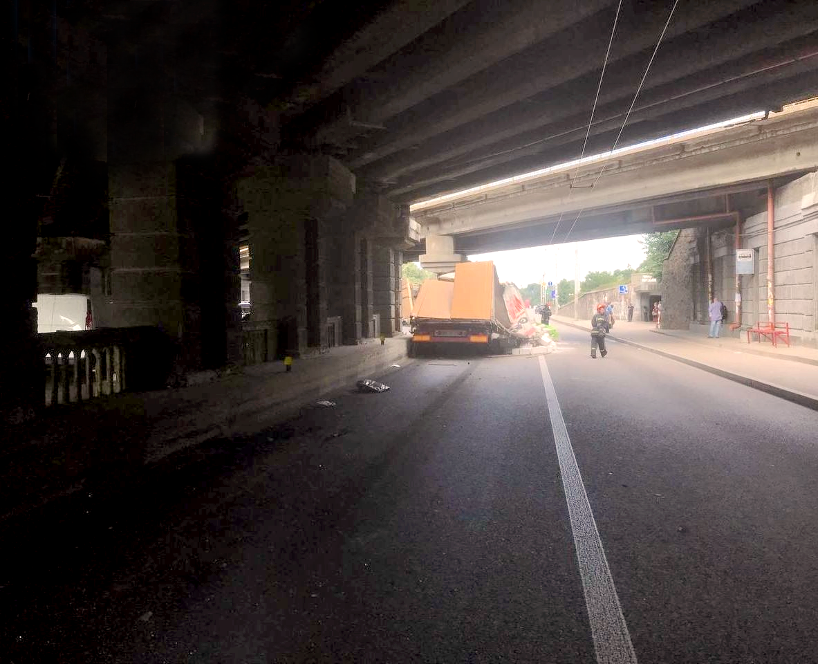 На Нивках произошло ДТП с фурой, загруженной газоблоками. Фото: Патрульная полиция Киева