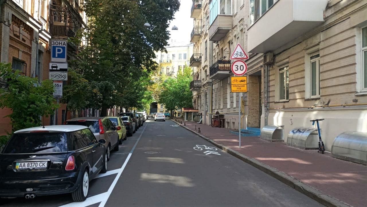 В Киеве появились еще две общих полосы и велодорожка. Фото: КГГА