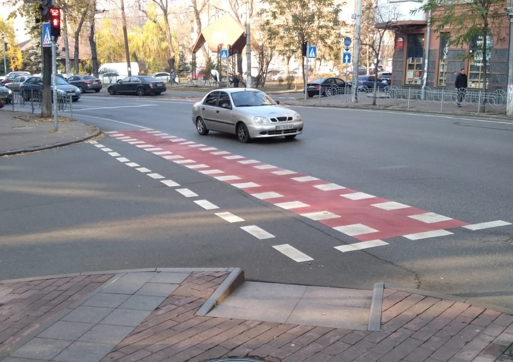 В центре Киева появились новые велосипедные полосы и коробчатая разметка. Фото: КГГА