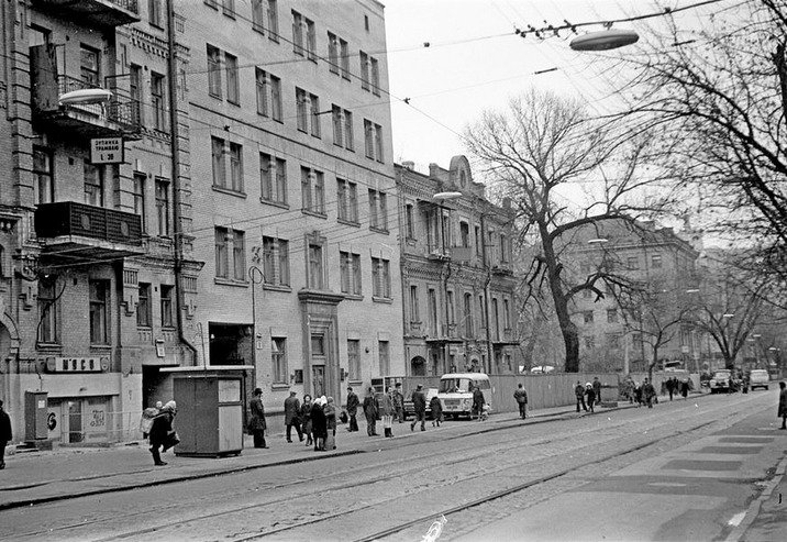 Прорезали окна и установили экран: модернистский дом в центре Киева обновили фото 1