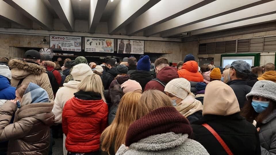 Метро после елки. Фото: Vgorode