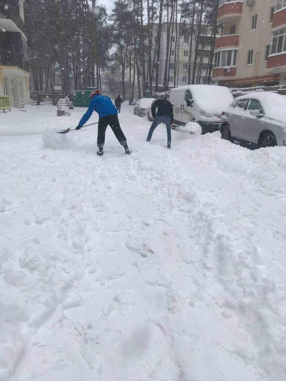 Сами разгребают снег: как киевляне работают вместо коммунальщиков фото 3 2