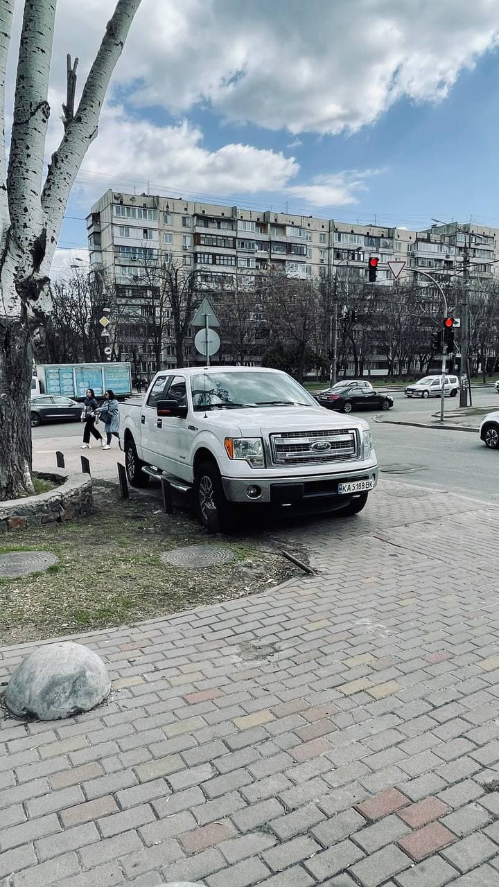 Внедорожник на тротуаре. Фото: Vgorode