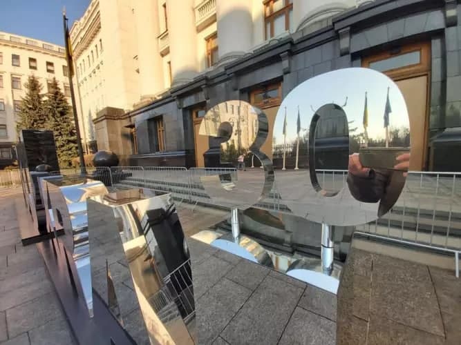 Арт-объект рядом с ОП. Фото: "Сегодня"