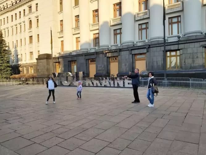 Арт-объект рядом с ОП. Фото: "Сегодня"