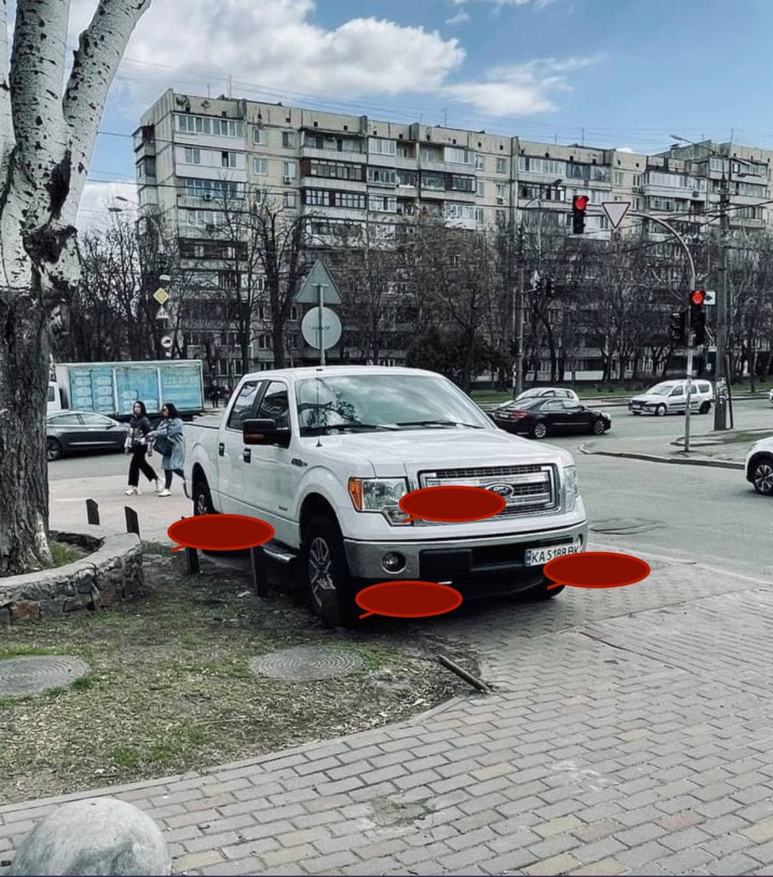 Можно установить полусферы таким образом, чтобы помешать белому пикапу стоять на тротуаре. Фото: Vgorode