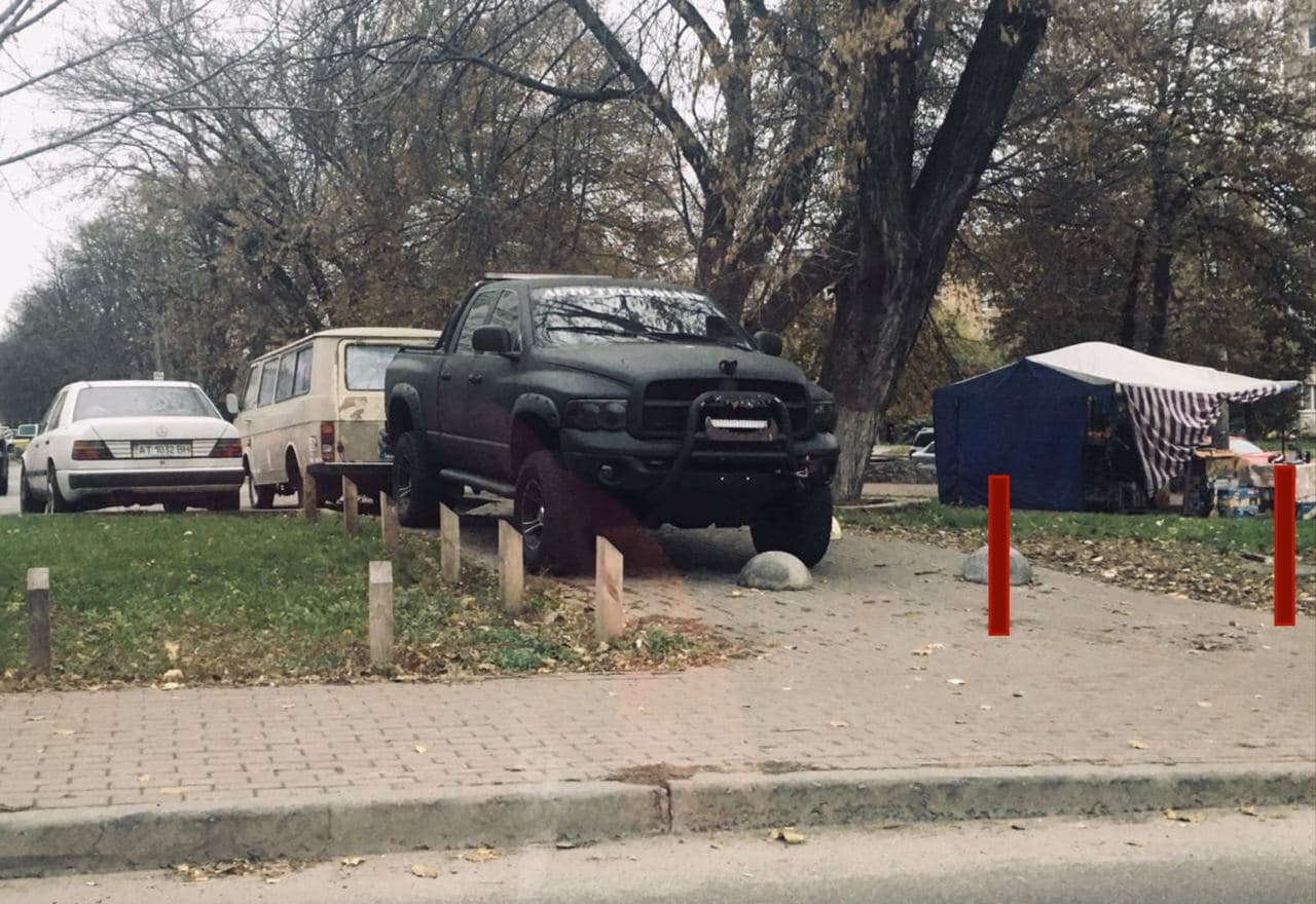 Здесь может хватить двух столбиков, чтобы помешать черному пикапу парковаться. Фото: Vgorode