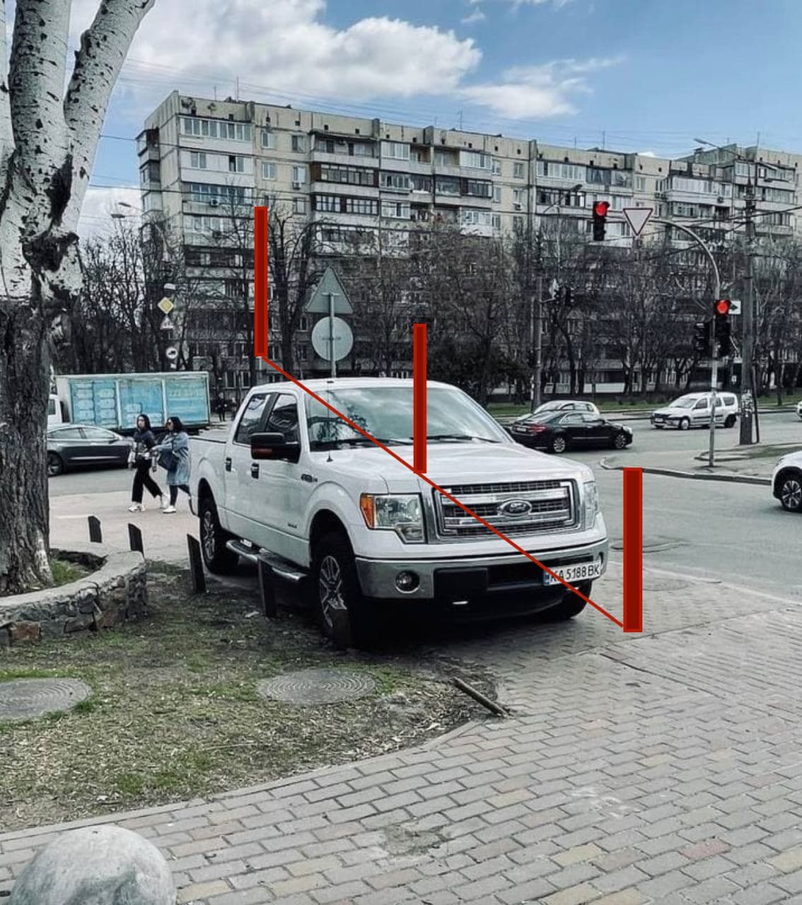 Три столбика можно установить посередине тротуара. Фото: Vgorode