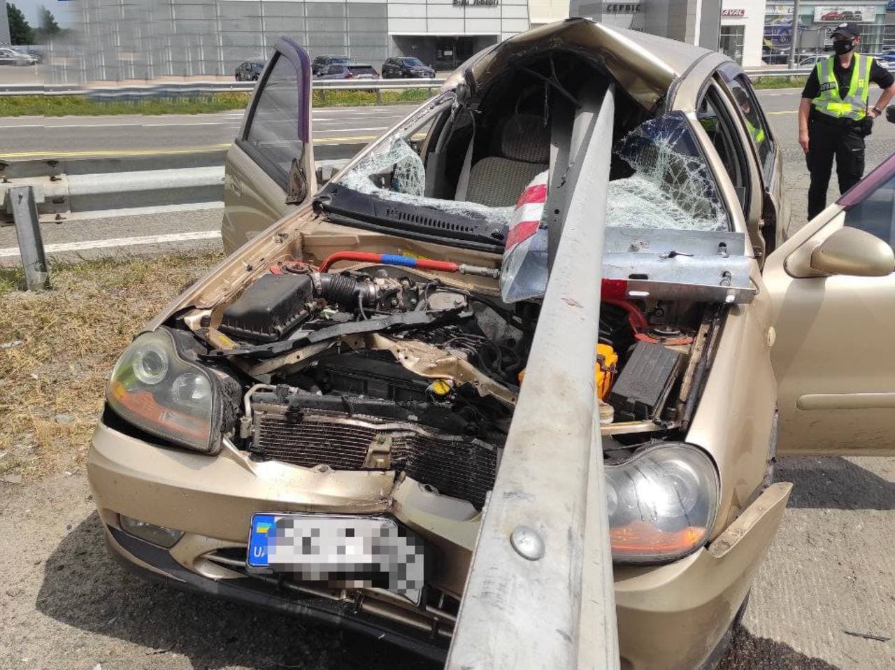 Под Киевом отбойник насквозь пробил машину. Фото: Полиция Киевской области 