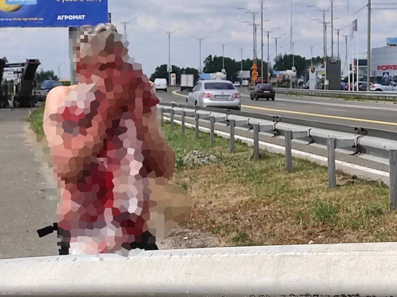 Под Киевом отбойник насквозь пробил машину. Фото: Полиция Киевской области 