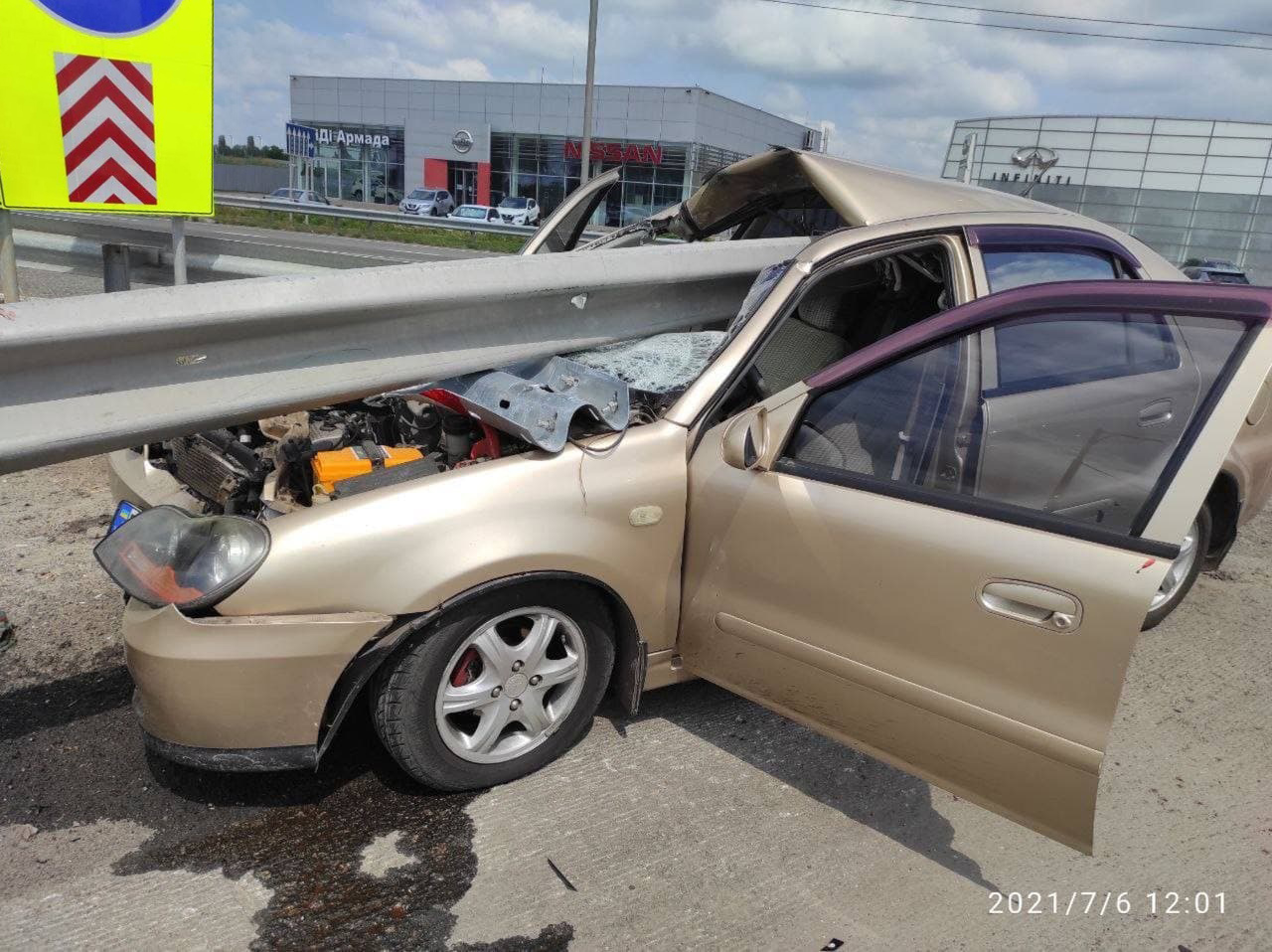 Под Киевом отбойник насквозь пробил машину. Фото: Полиция Киевской области 