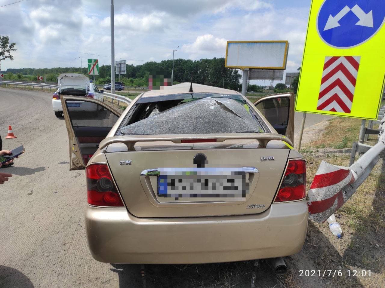 Под Киевом отбойник насквозь пробил машину. Фото: Полиция Киевской области 