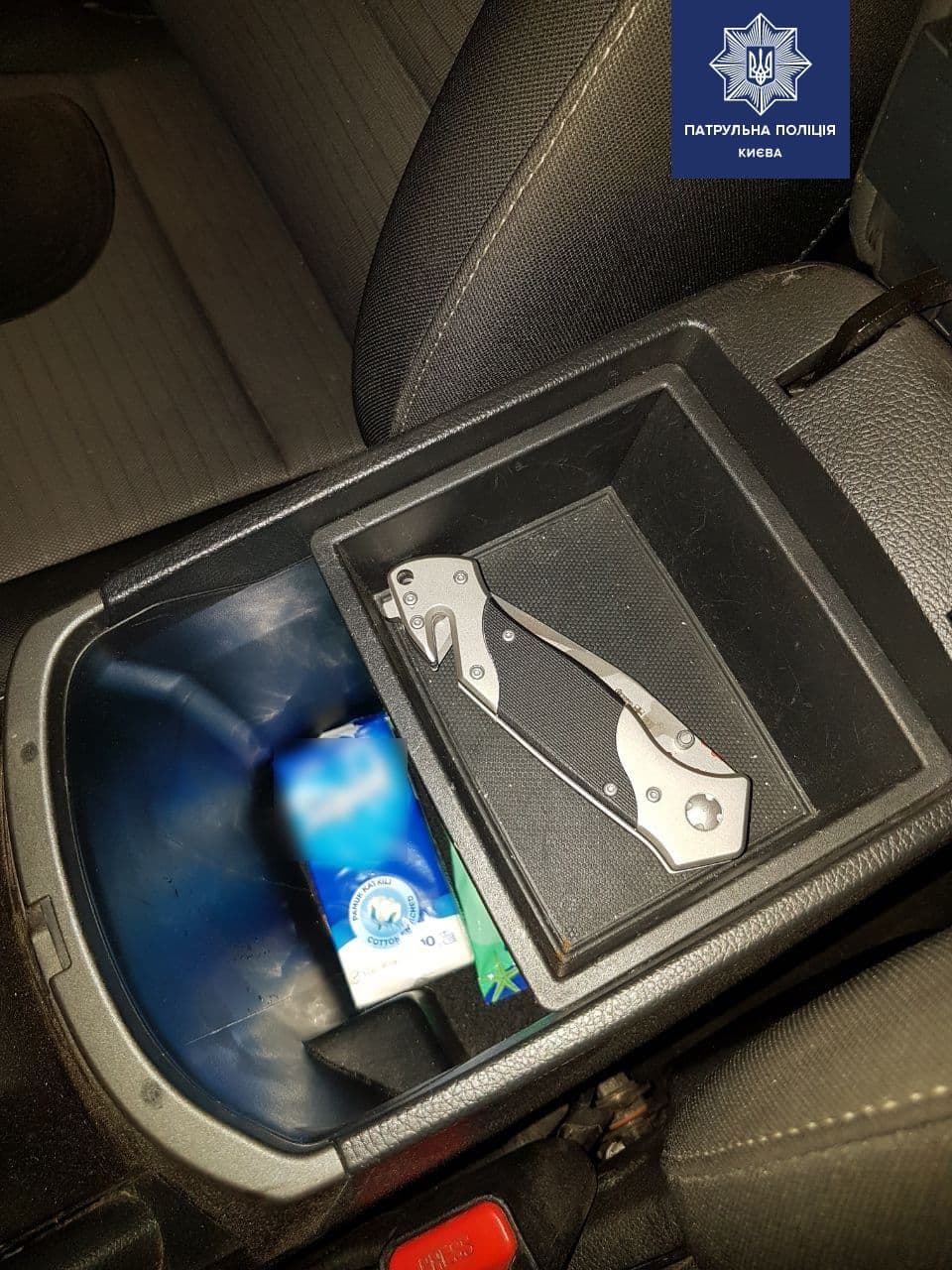 В Киеве таксист ранил пассажира ножом в живот и бедро. Фото: Патрульная полиция Киева