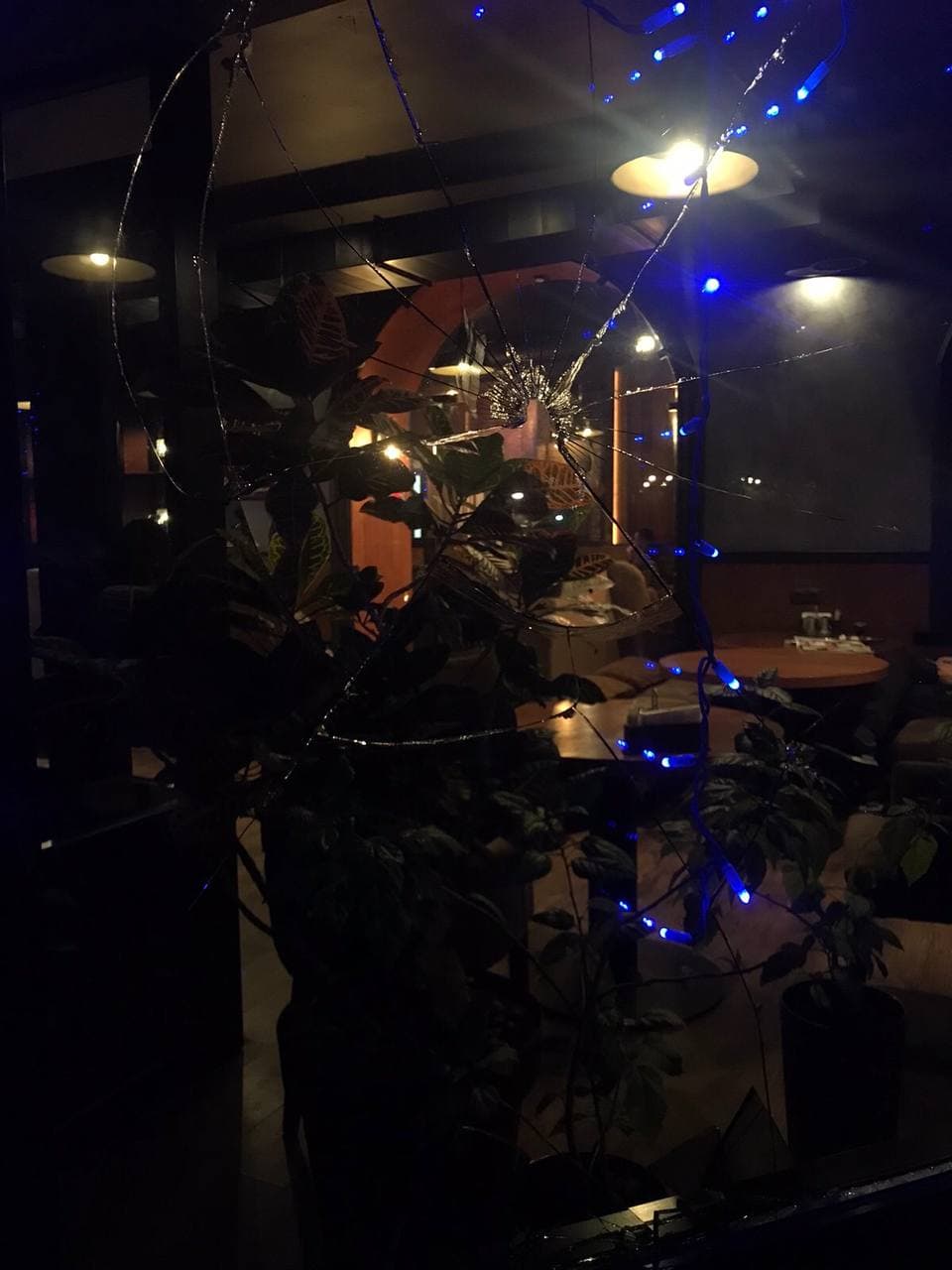 Иностранец разбил стекло ресторана. 