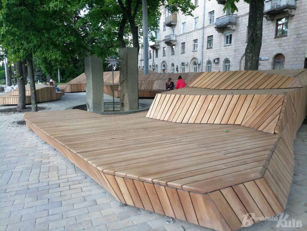 Рядом с Софийским собором установили скамейку-террасу. Фото: Вечерний Киев