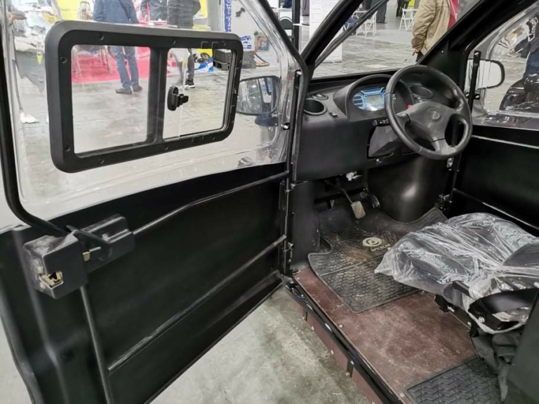 В Киеве представили несколько новых украинских электромобилей. Фото: Автоцентр