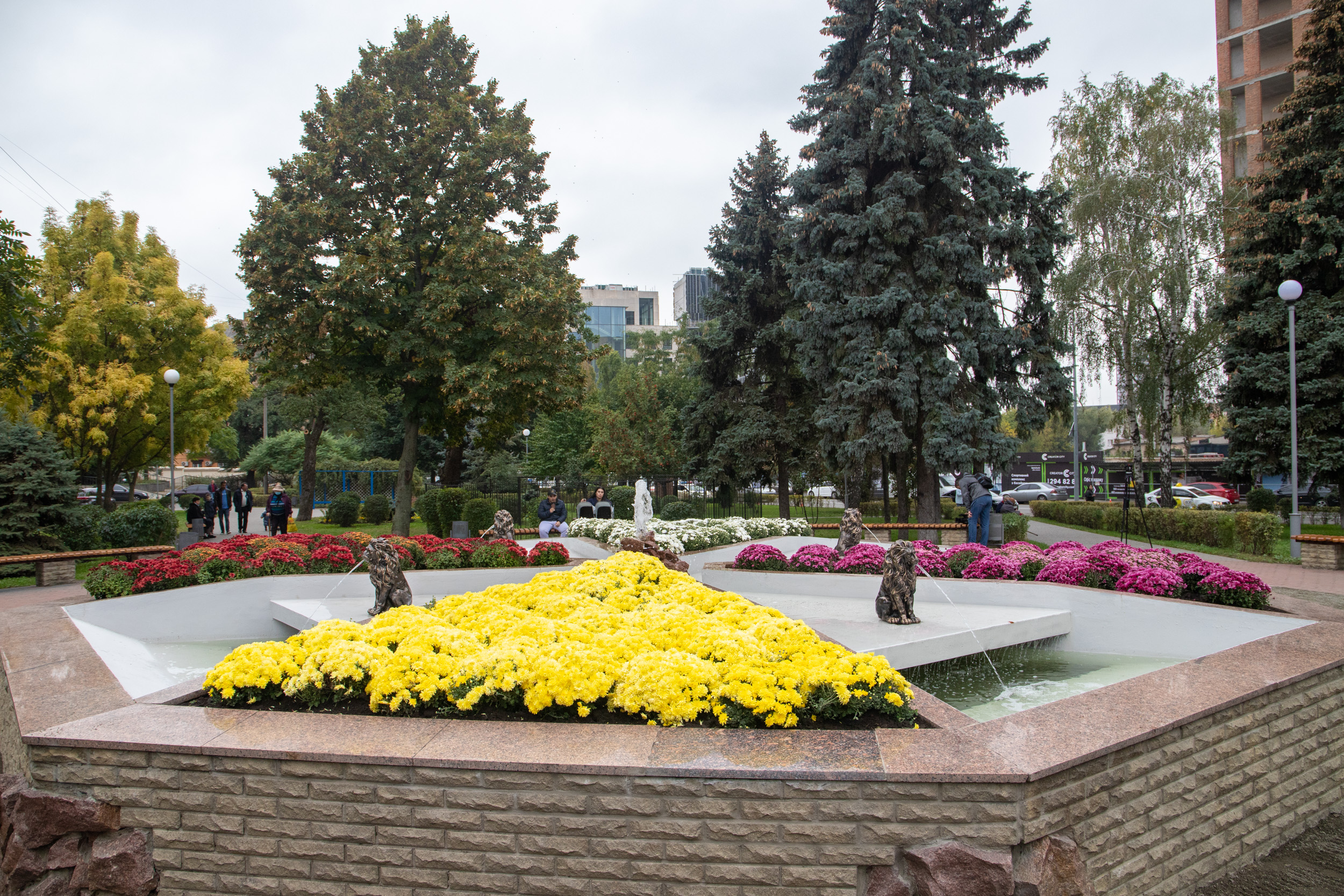 Выходи на прогулку: в Киеве открыли Мюнхенский сквер фото 4 3