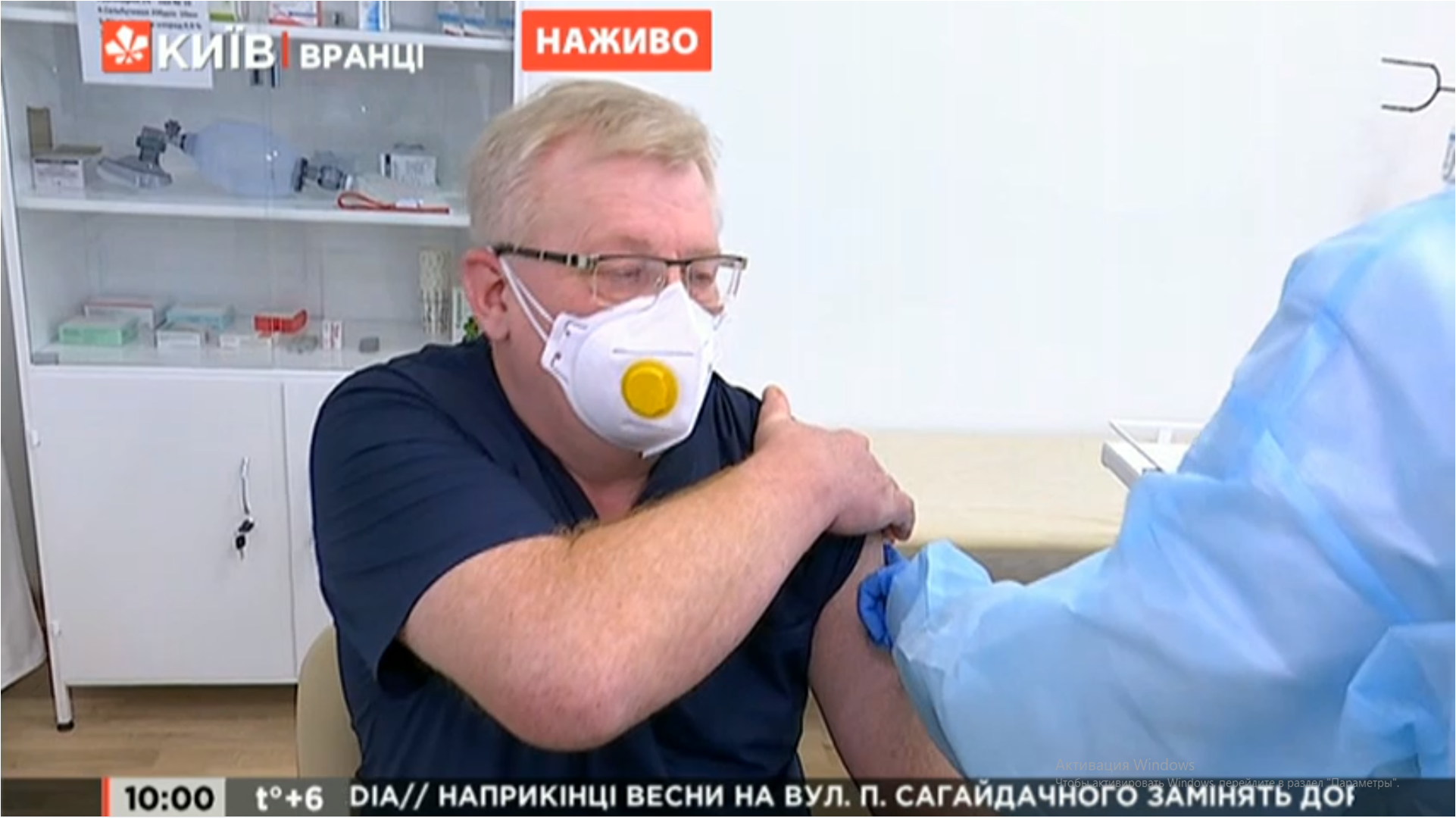 Алексей Куценко - первый вакцинированный от коронавируса в Киеве. Фото: скрин с прямого эфира телеканала "Киев"