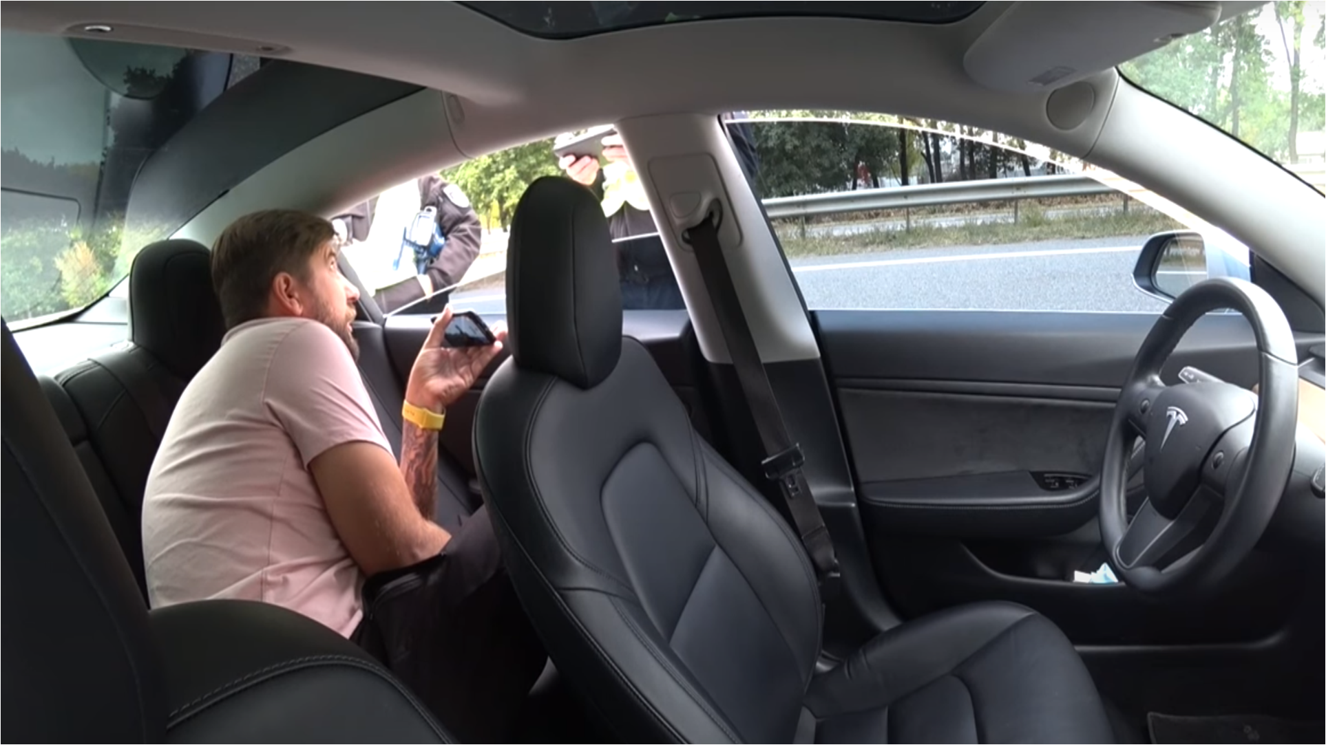 Остановили электромобиль на автопилоте. Фото: YouTube-канал ORJEUNESSE