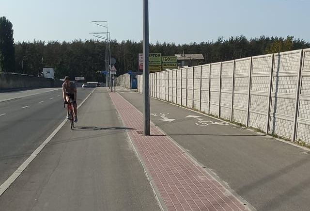 Упростили задачу: "Киевавтодор" укладывает плитку на местах для зеленой зоны фото 1