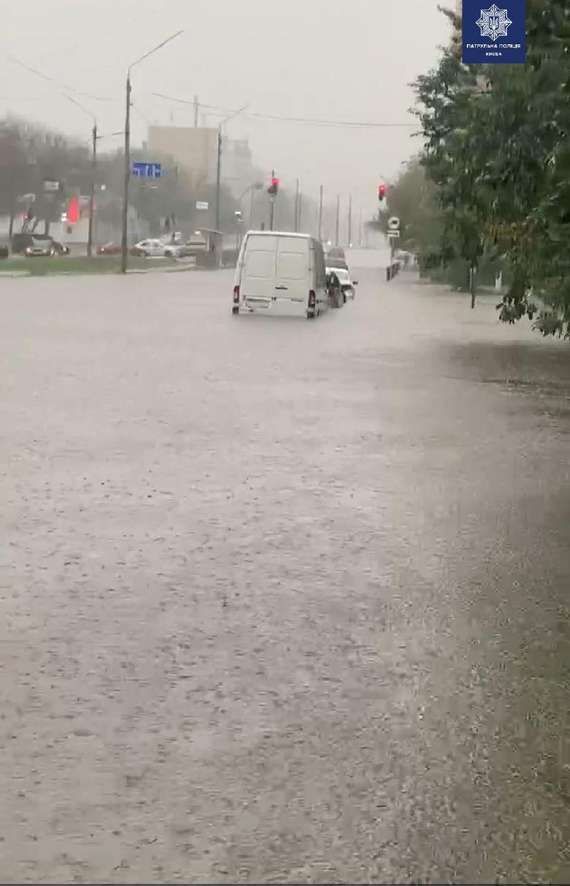 Дождь в Киеве. Патрульная полиция в Киеве