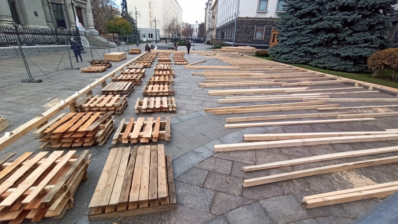 Точи коньки: возле Офиса президента начали строить каток фото 1