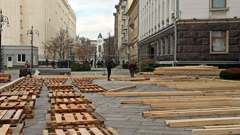 Точи коньки: возле Офиса президента начали строить каток фото 2 1