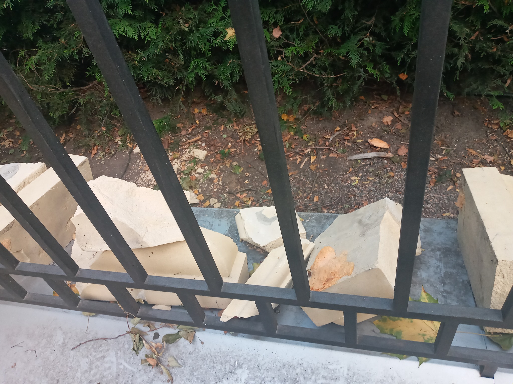 Ограждение Мариинского дворца. Фото: Александр Билецкий