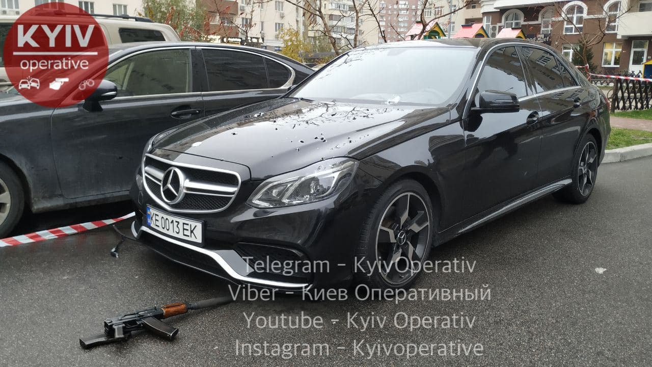 Обстрелянное авто. Фото: "Киев Оперативный"