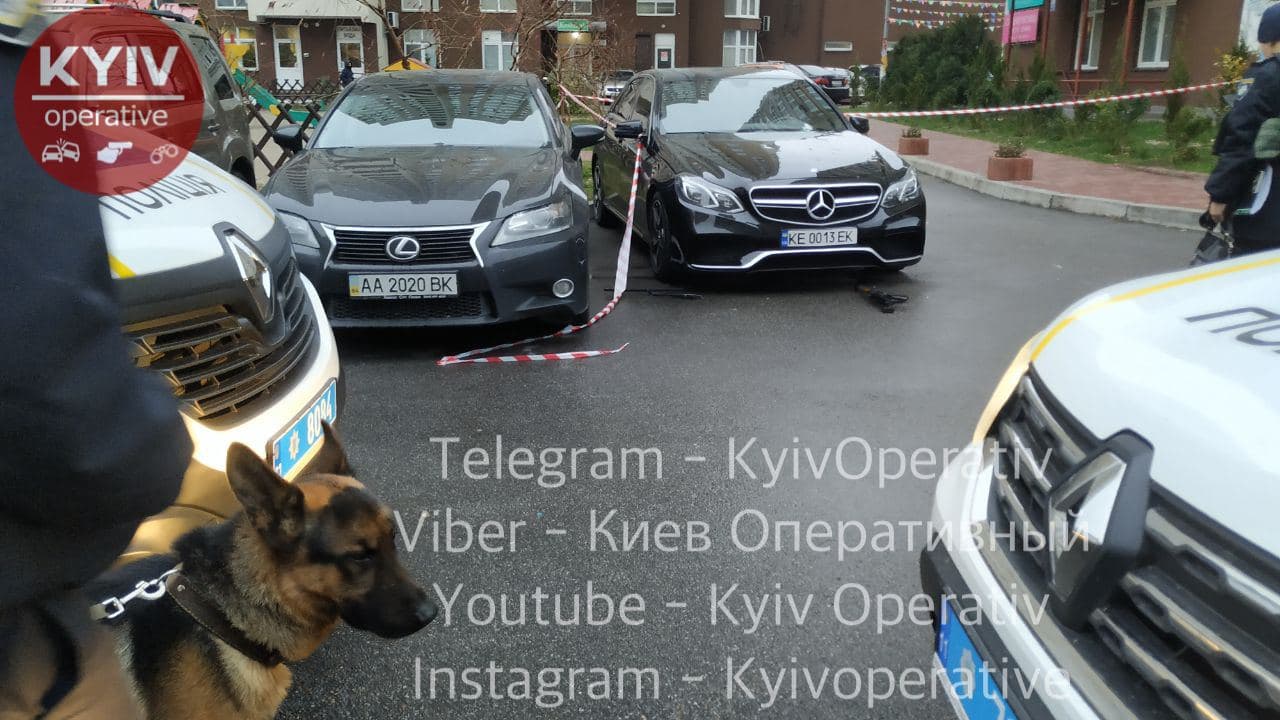 Обстрелянное авто. Фото: "Киев Оперативный"