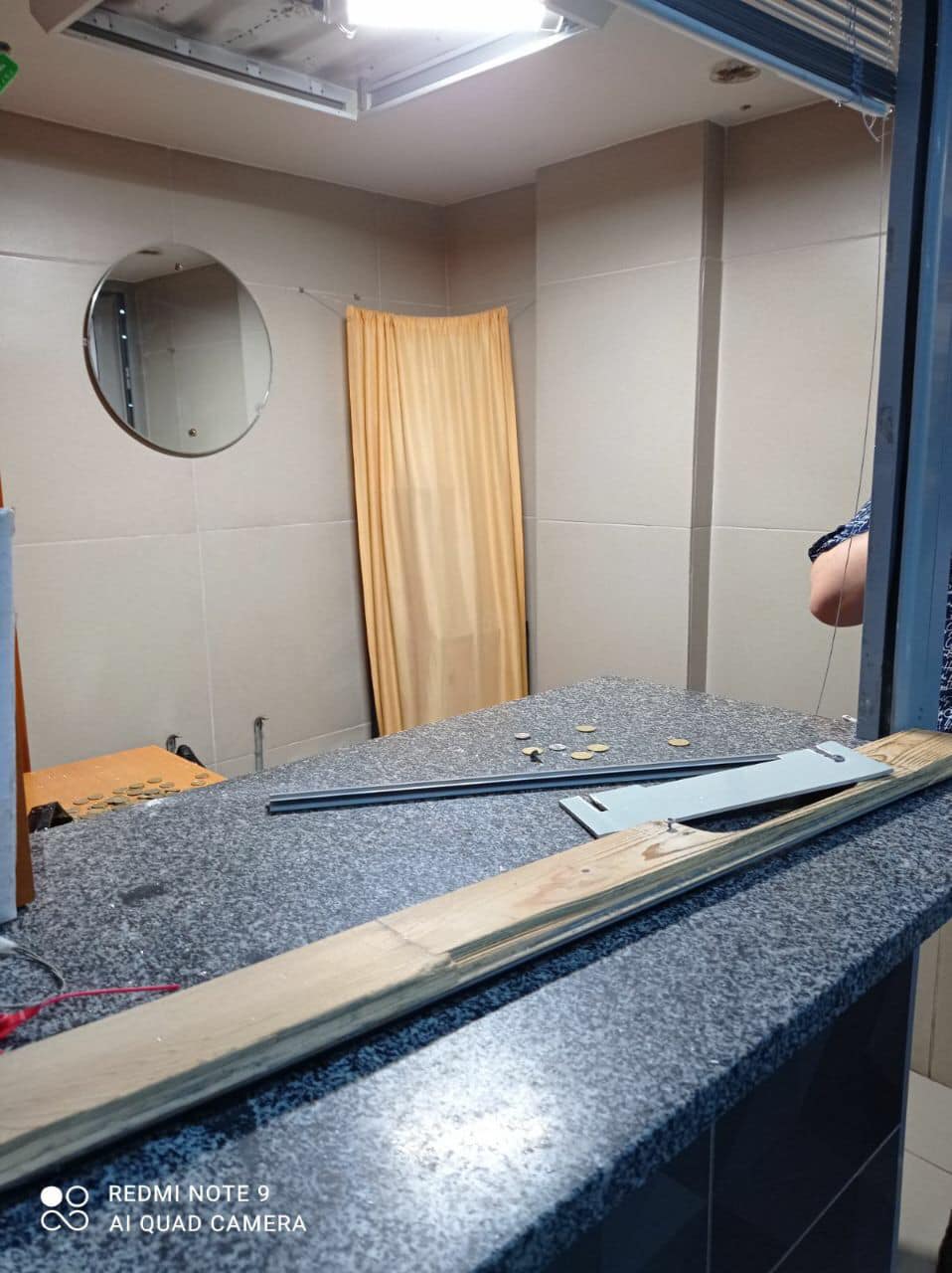 Сэкономили на проезде: на Шулявке хулиганы разнесли станцию скоростного трамвая фото 1