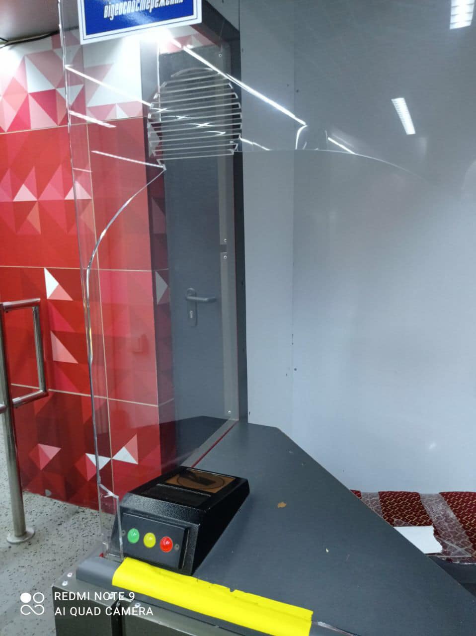 Сэкономили на проезде: на Шулявке хулиганы разнесли станцию скоростного трамвая фото 2 1