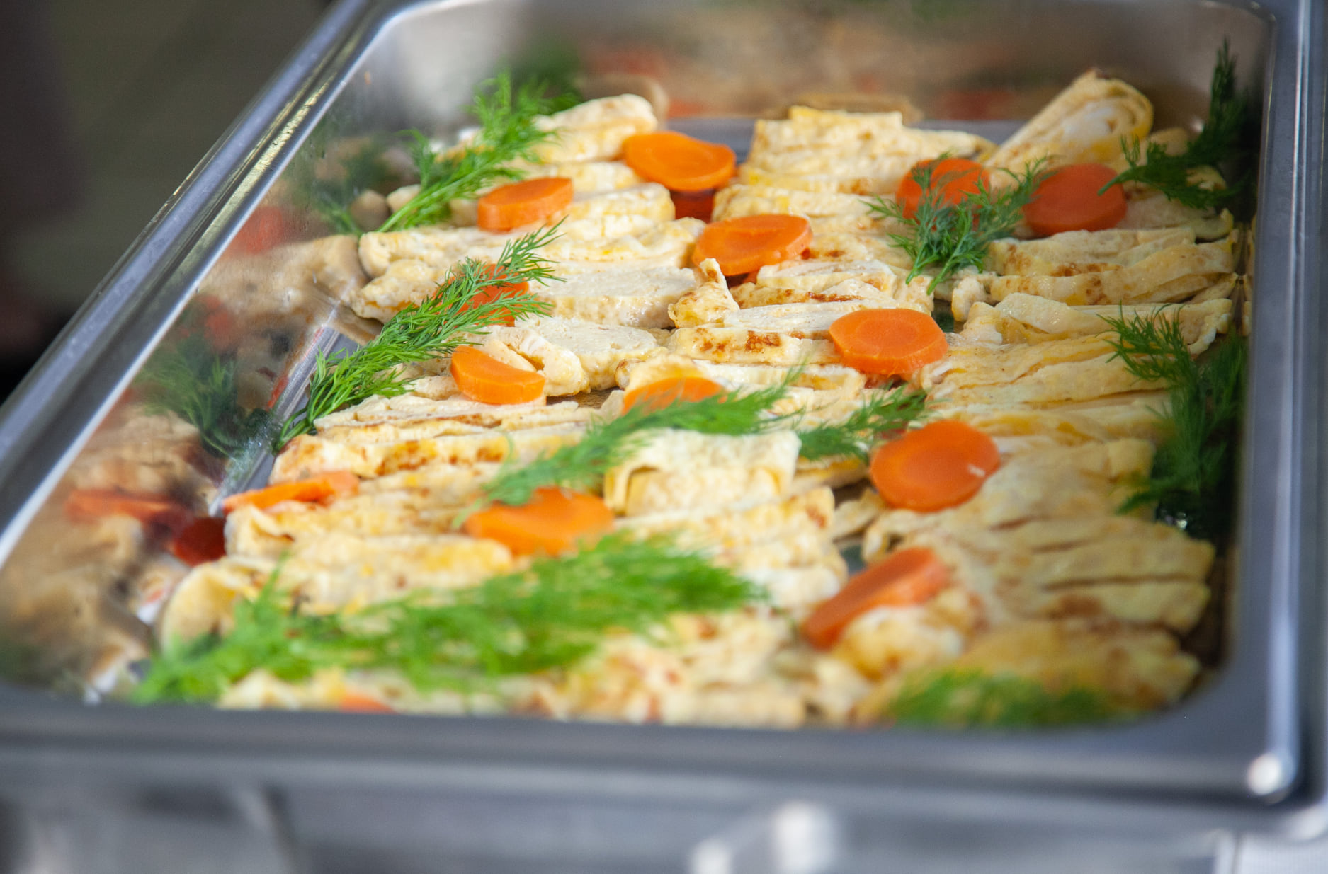 Школьный "шведский стол". Фото: Facebook Валентина Мондриевского