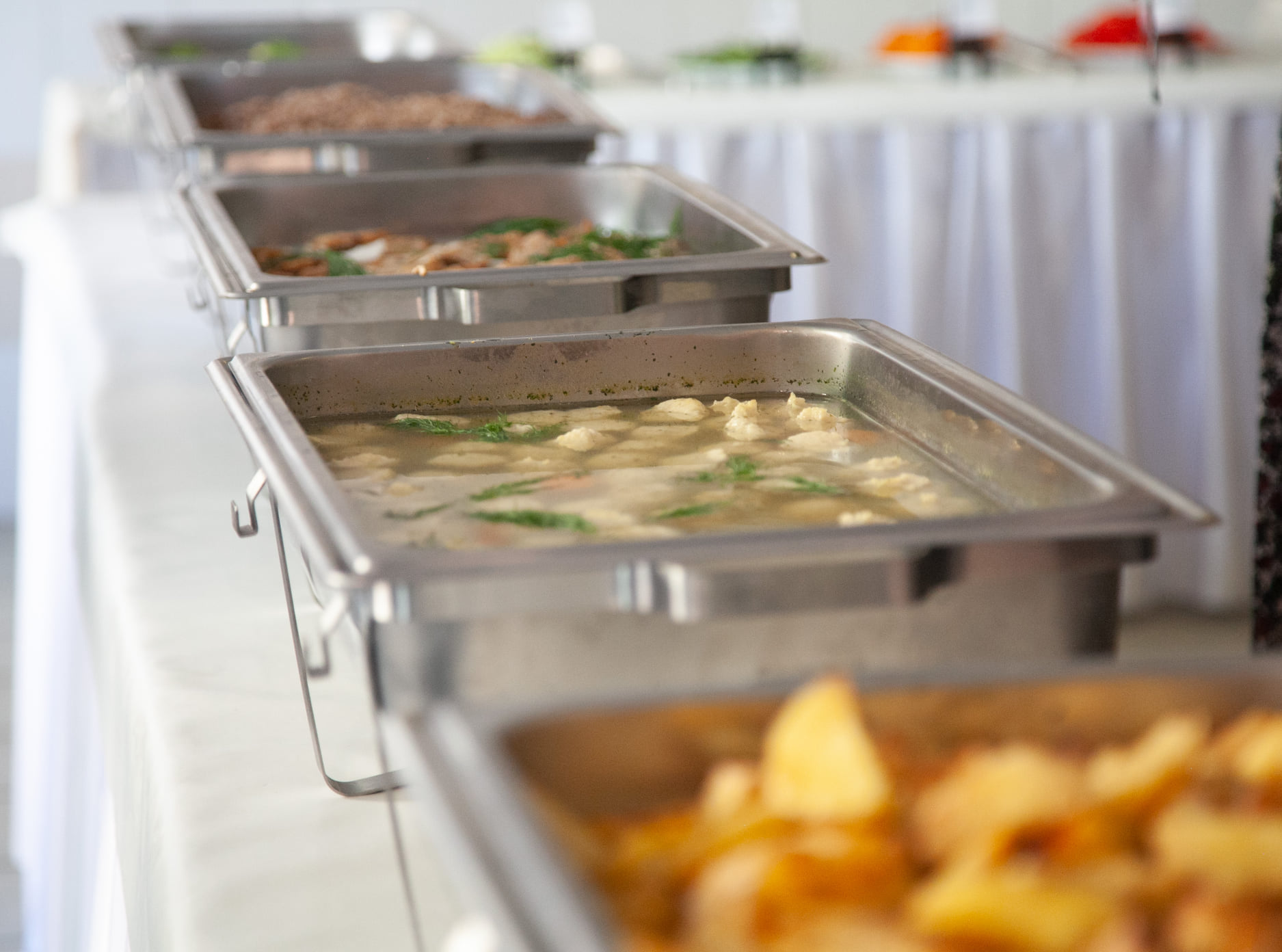 Школьный "шведский стол". Фото: Facebook Валентина Мондриевского