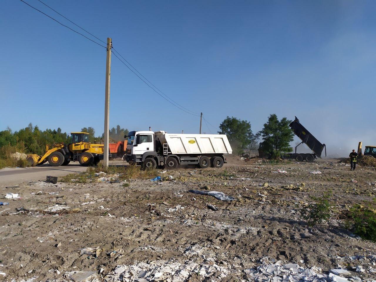 Закрывайте окна: в Дарницком районе продолжает гореть свалка фото 5 4