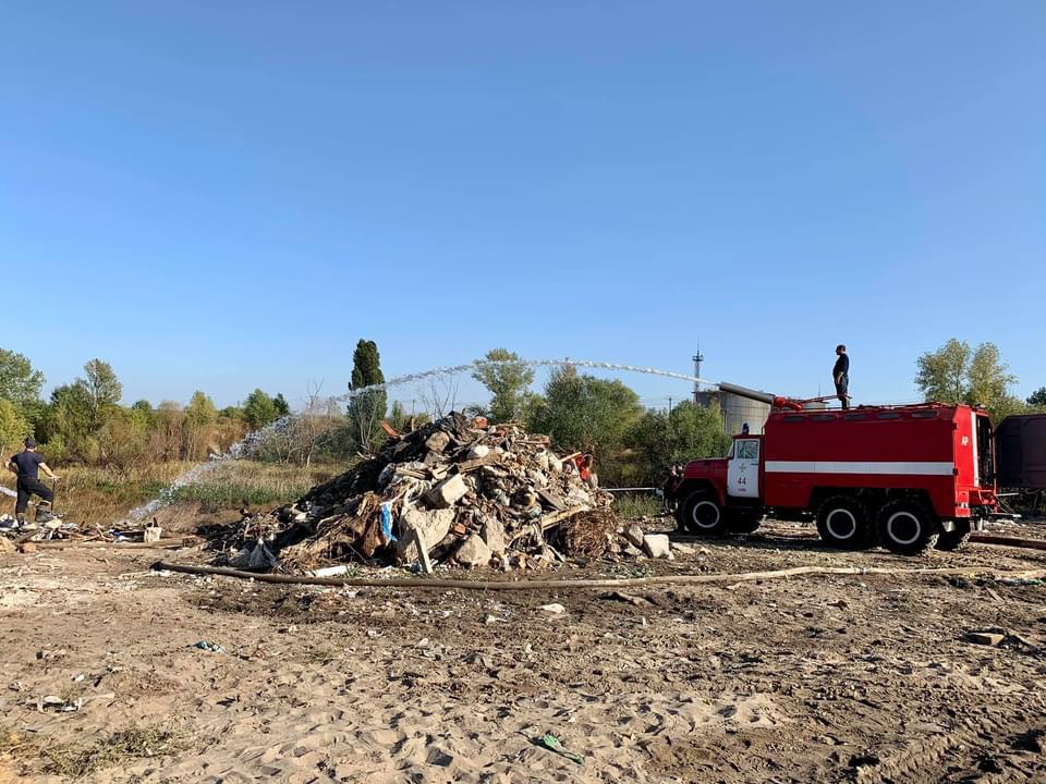Чтобы больше не горела: Госэкоинспекция требует закрыть свалку в Дарницком районе фото 1