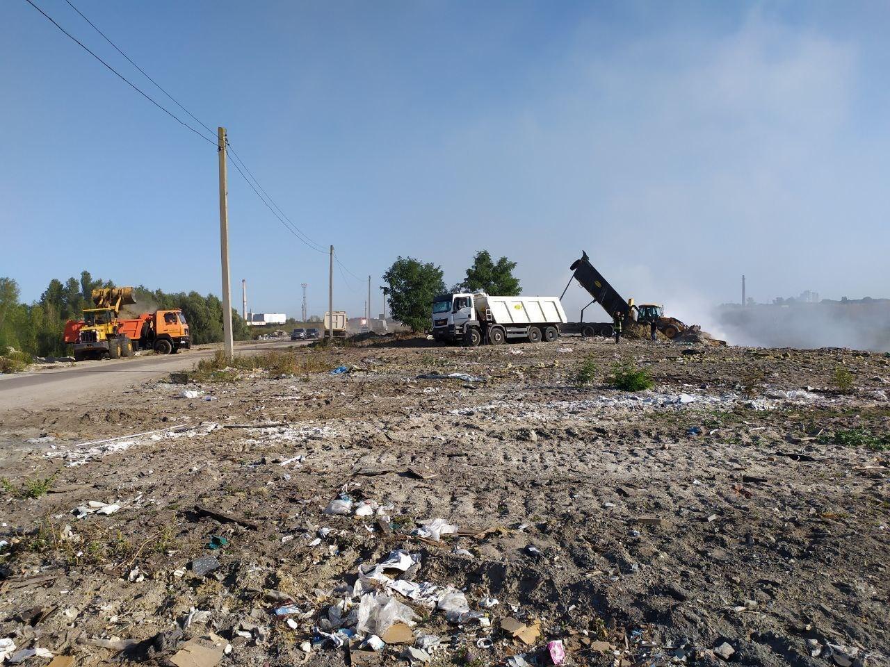 Закрывайте окна: в Дарницком районе продолжает гореть свалка фото 4 3