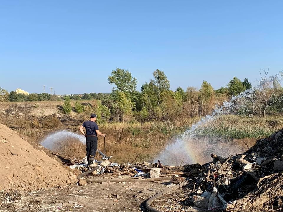 Чтобы больше не горела: Госэкоинспекция требует закрыть свалку в Дарницком районе фото 2 1