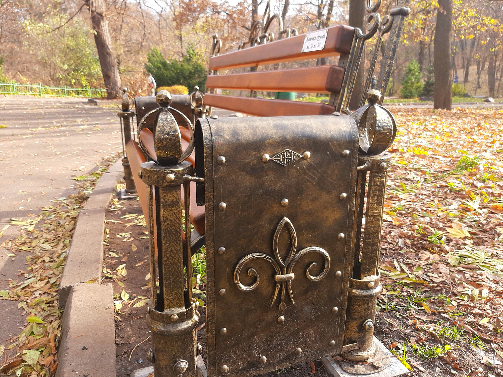 Скамейка юбиляру. Фото: Facebook-сообщество "Киев Контроль"