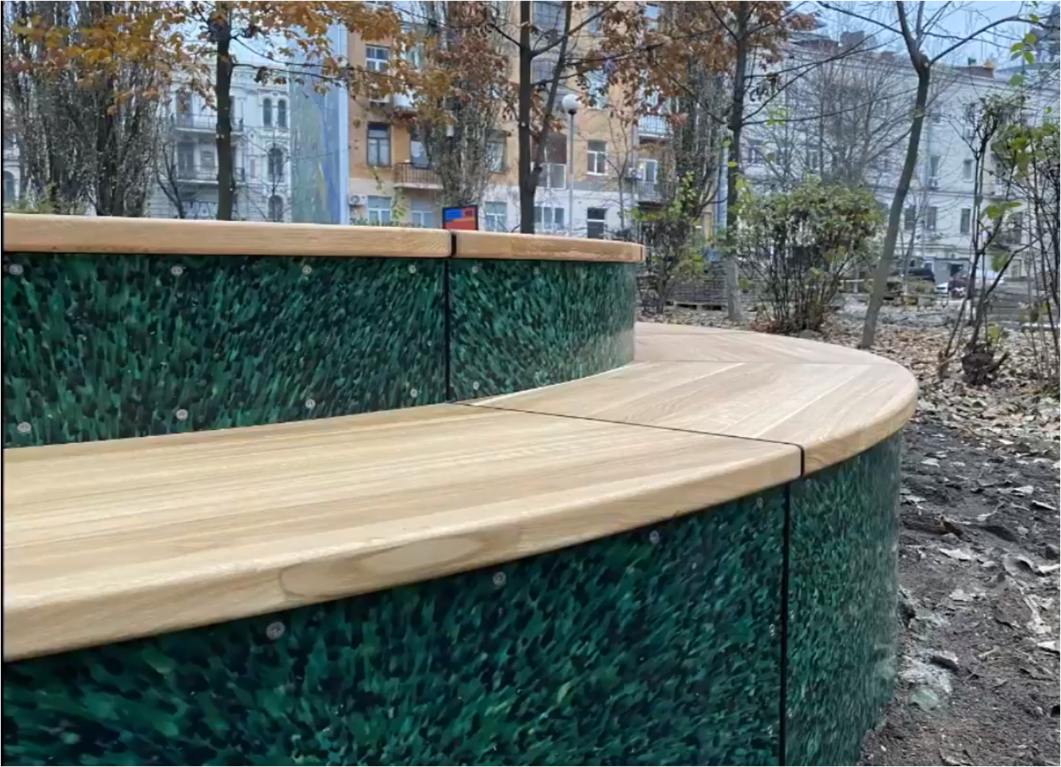 Скамейка из крышечек. Facebook "Агенти змін"