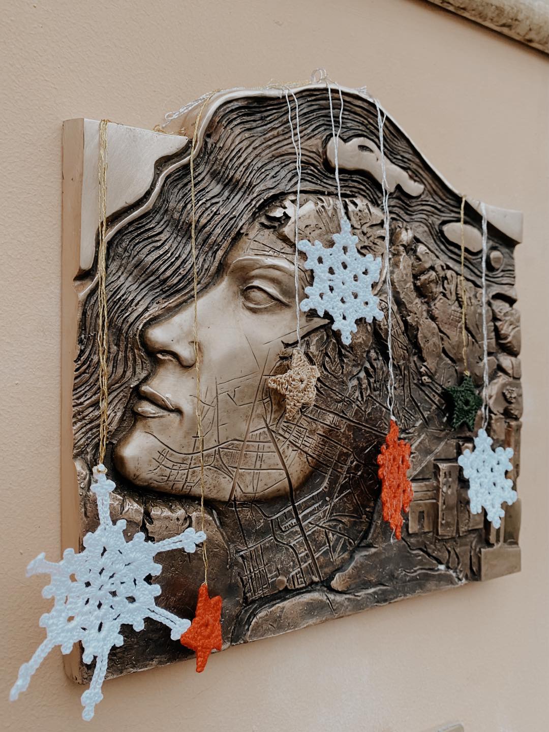 Украшенные скульптуры. Фото: проект "Шукай"