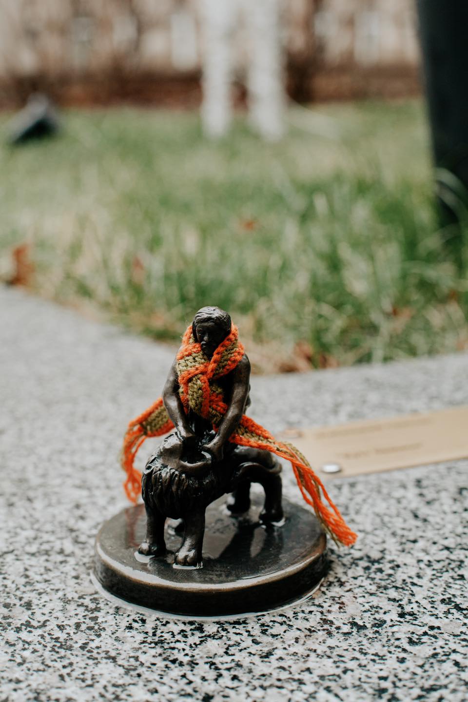 Украшенные скульптуры. Фото: проект "Шукай"