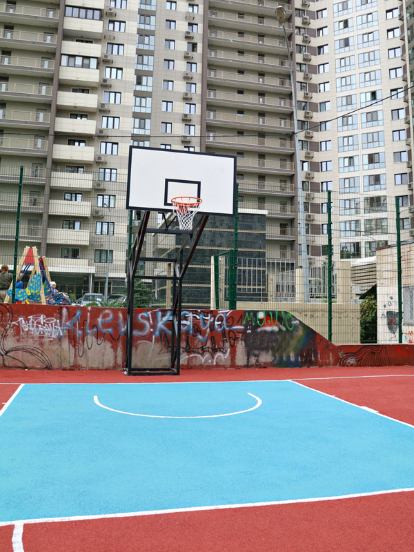Наиграешься: на Соломенке обновили площадки для футбола и баскетбола фото 1