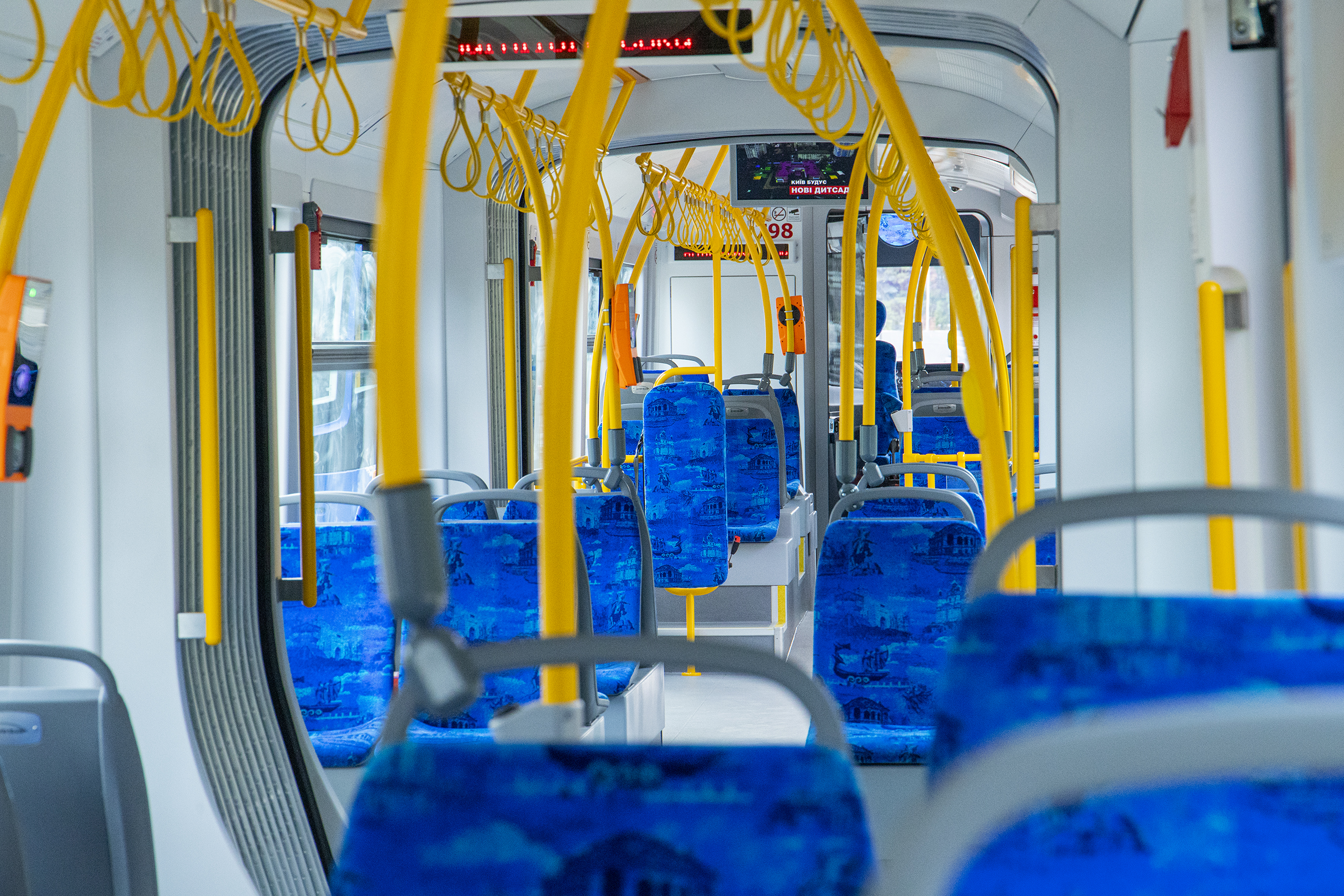 Трамвай на левом берегу. Фото: КГГА