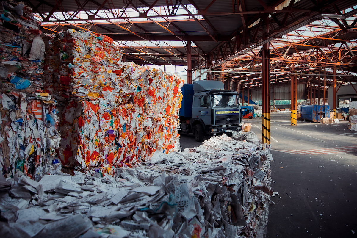 Сортування та переробка: чому з пластикового пакування переходять на папір