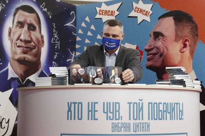 Мемы в переплете: Виталий Кличко презентовал книгу с собственными цитатами фото 2 1